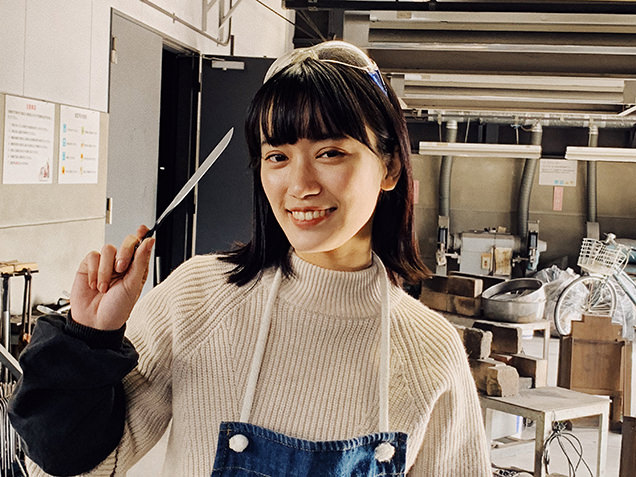 自分で作ったペーパーナイフを持つ甲斐まりか