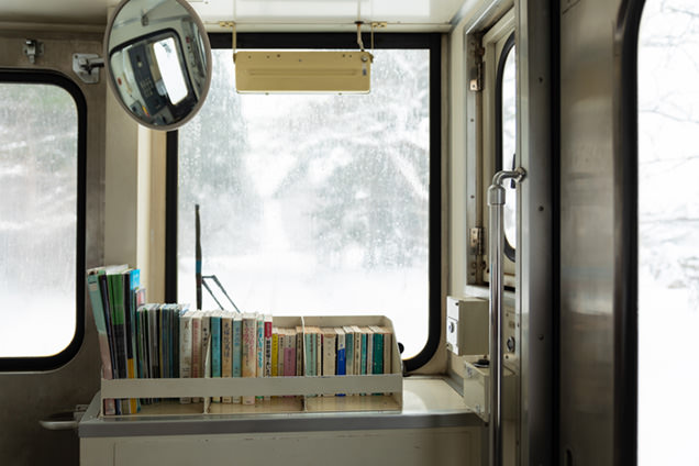 車内に置かれた本