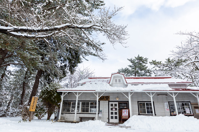 赤い屋根の喫茶店「駅舎」