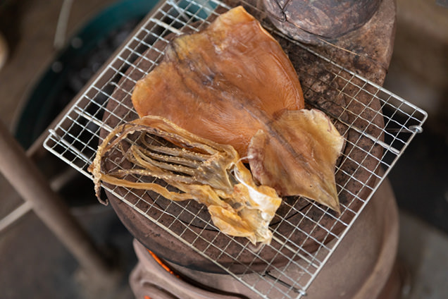 ストーブでスルメを炙っているところ