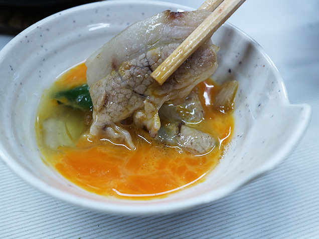 溶き卵に豚肉をつける