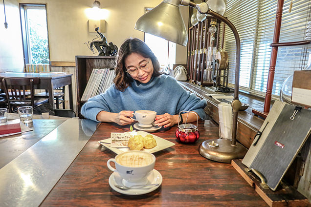 店内でくつろぐ筆者