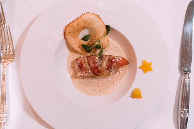 金目鯛のポワレ 粉雪に見立てたりんご風味の軽い泡のソース