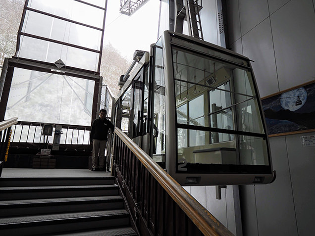 ガラス張りの第1ロープウェイ