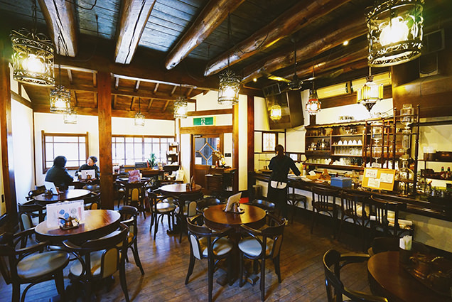 會津壹番館の店内