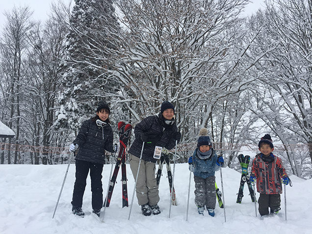 ゲレンデに立つ筆者家族