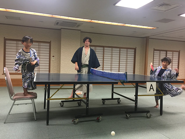 卓球で遊ぶ筆者と息子たち
