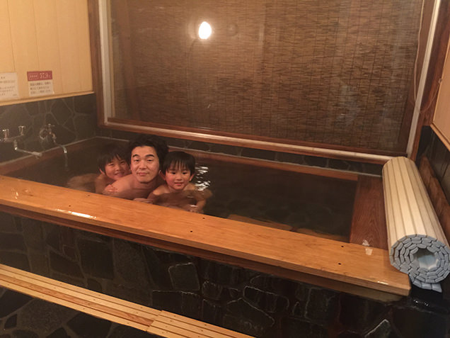 お風呂に入る筆者と息子たち