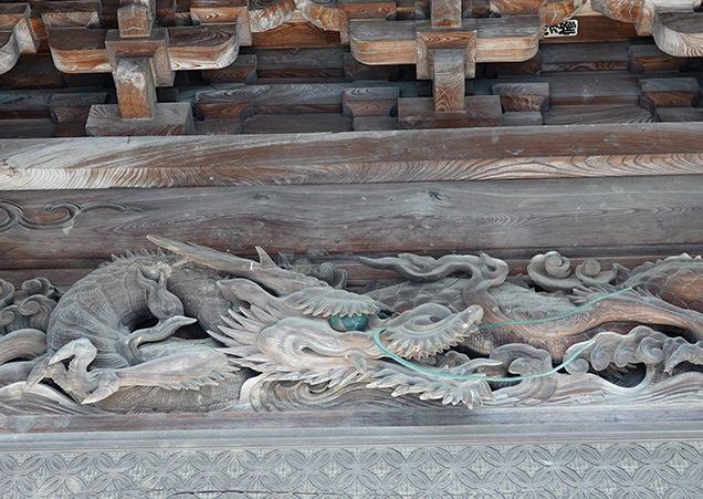 山門唐狭間彫刻_波に龍