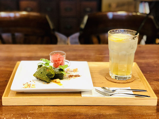 抹茶のトルタカプレーゼと国産青レモンを使ったスカッシュ