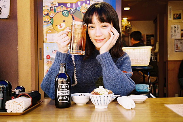 ホッピーを飲む筆者