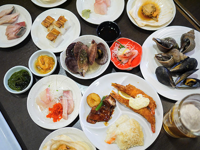 筆者のテーブルに並んだ夕食