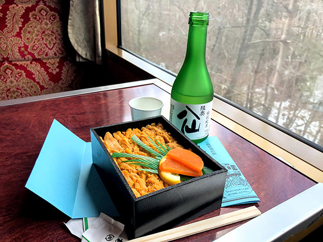 うに弁当と地酒「陸奥八仙」