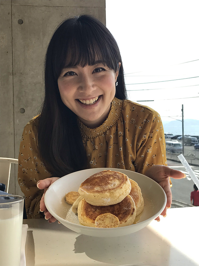 リコッタパンケーキ w/ フレッシュバナナ、ハニーコームバター