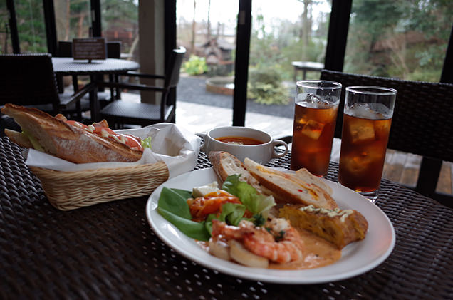 （左）BLTサンド、（右）ランチセットB