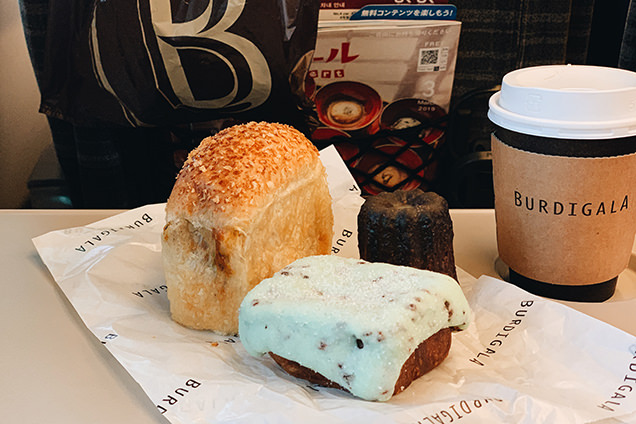 カレーパンとカヌレ