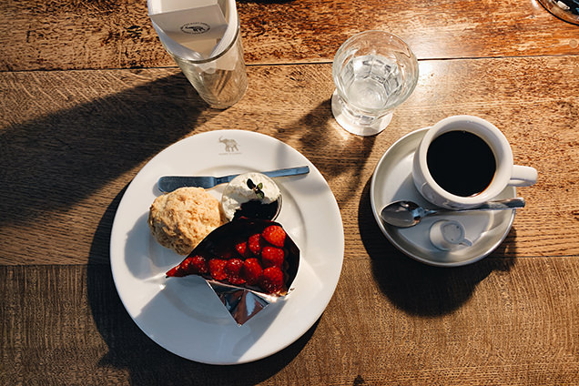 スコーンとケーキのセット