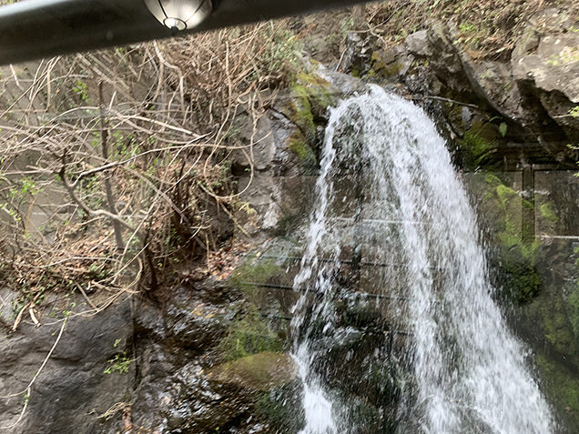 車窓から見える滝
