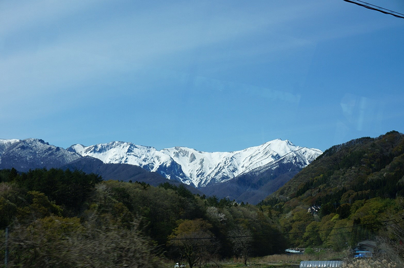 車から見る谷川岳