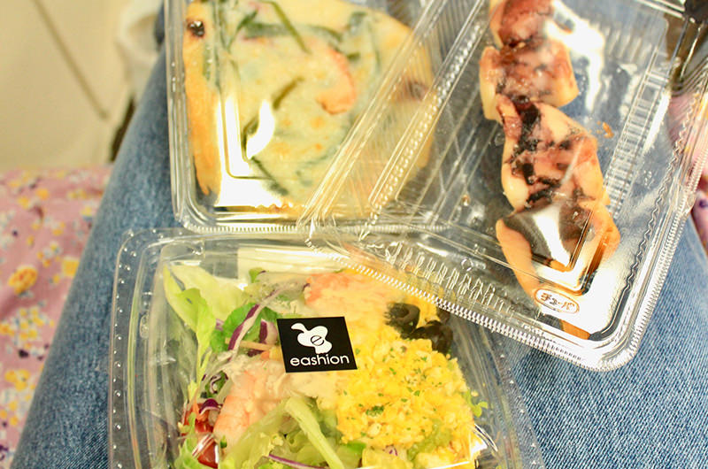 海鮮チヂミ　イカの串焼き　サラダ