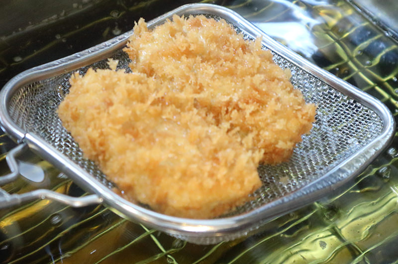 揚げたてのカツ