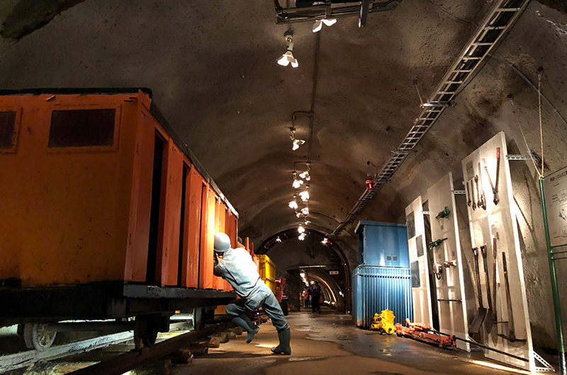 トロッコ車両や蓄電池車の展示ゾーン