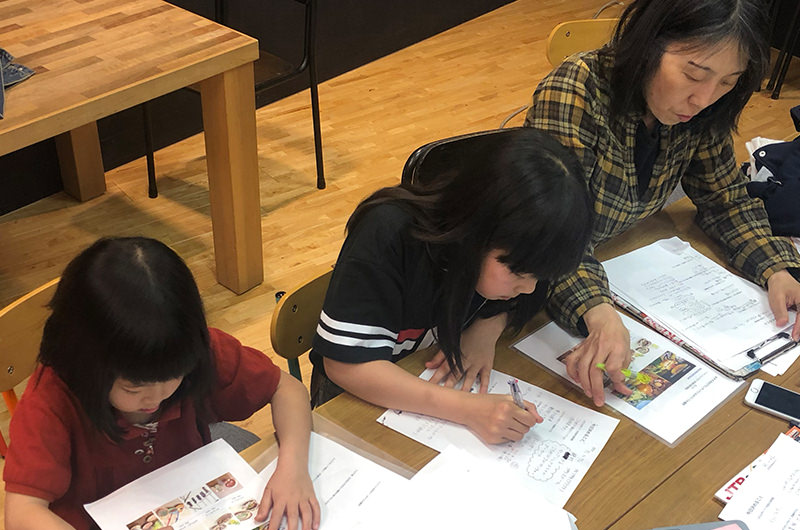 旅の計画を作る親子