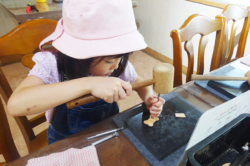 クラフト体験でレザーキーホルダーを作成