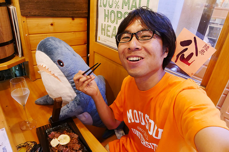 ステーキを食べる筆者