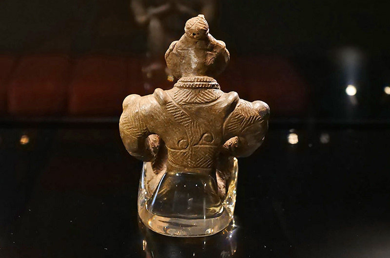 合掌土偶の後ろ姿