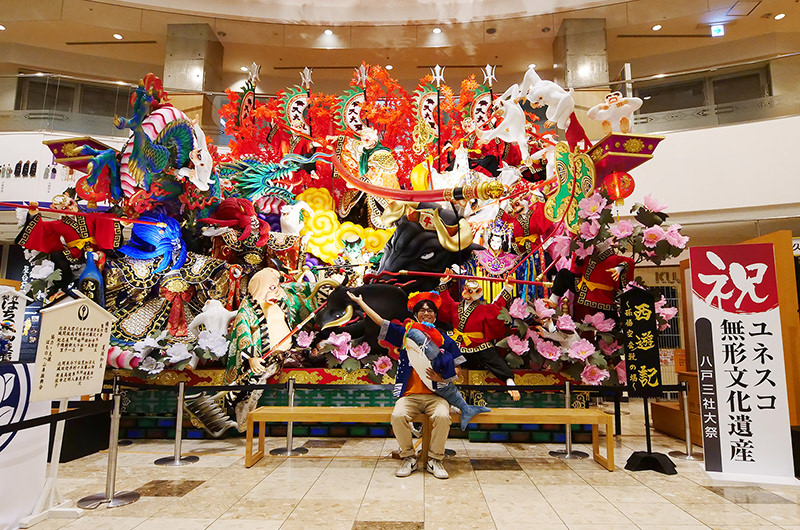 八戸三社大祭の山車と筆者