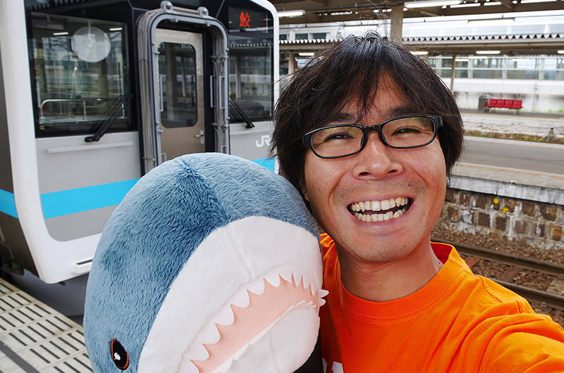 JR八戸線に乗る筆者