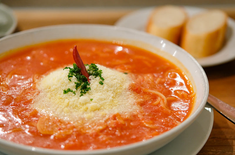 赤唐辛子とにんにくのトマトソース