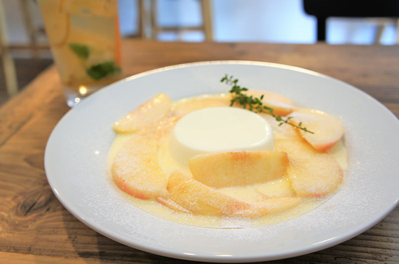 桃を食べるパンナコッタ