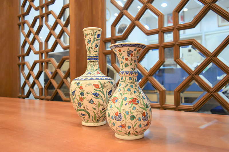 原種のチューリップが描かれた焼き物