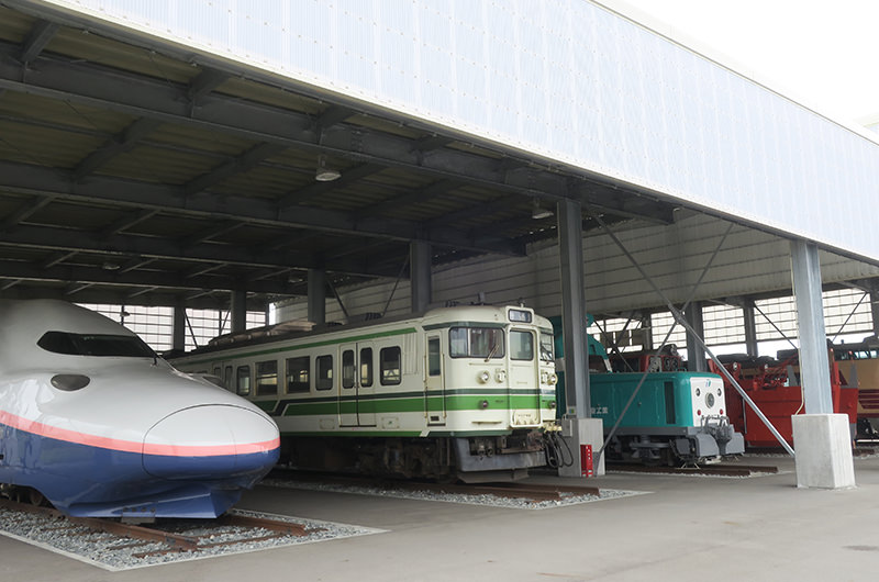 屋外展示スペースの車両