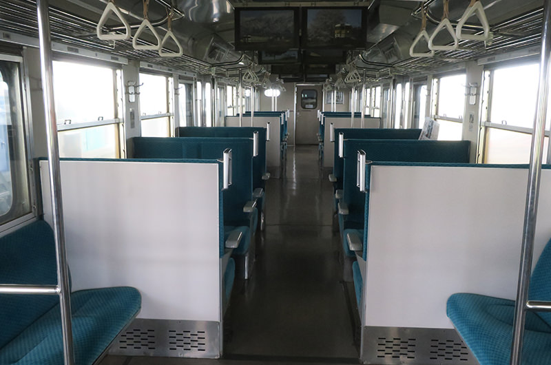 国鉄115系近郊形直流電車の車内