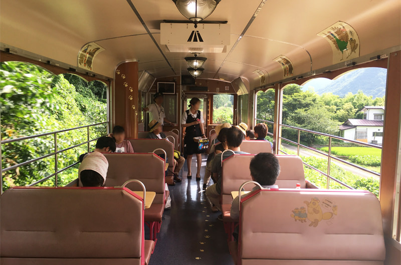 お座トロ展望列車