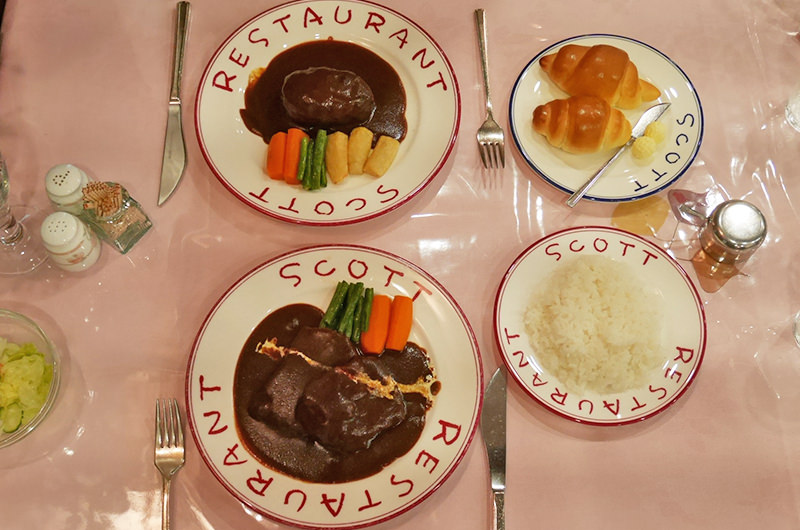 手前タンシチュー　奥ハンバーグ