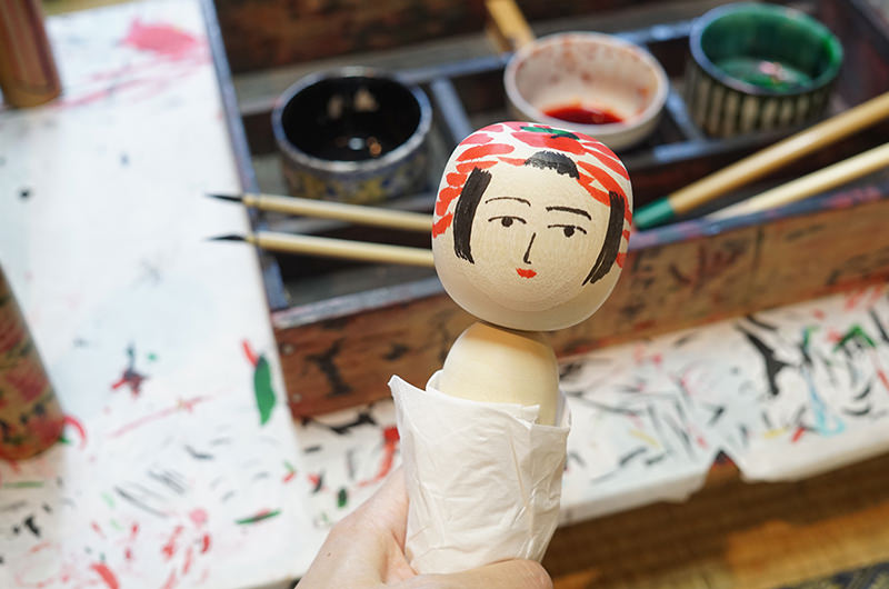 こけしの絵付け