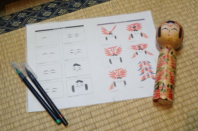 こけしの絵付け