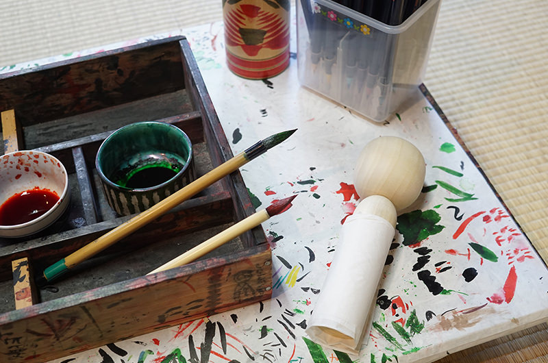 こけしの絵付け