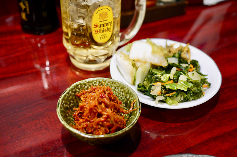 元祖タン辛み（左） ハイボール