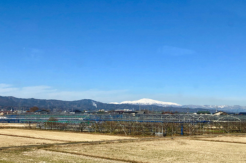 車窓から見る月山