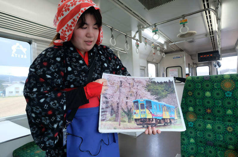 おばこに扮したアテンダントさん