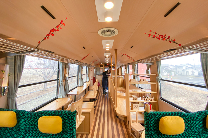 おもちゃ列車の車内