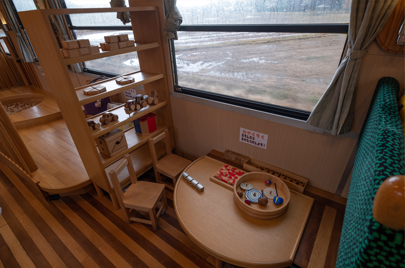 おもちゃ列車の車内