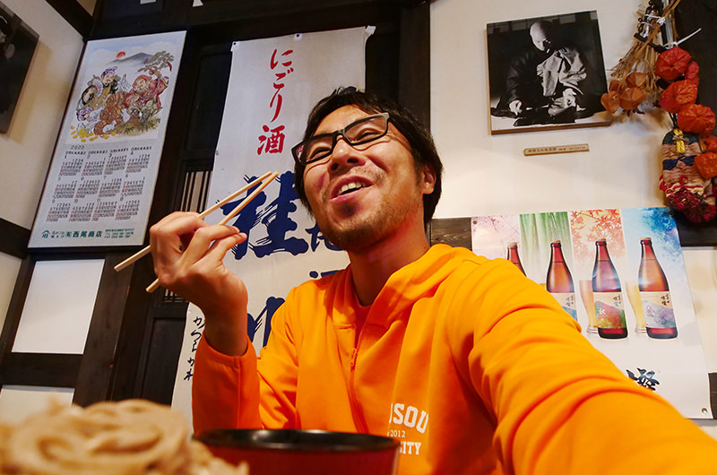 蕎麦を食べる筆者