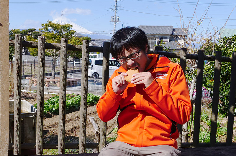 パン祖のパンを食べる筆者