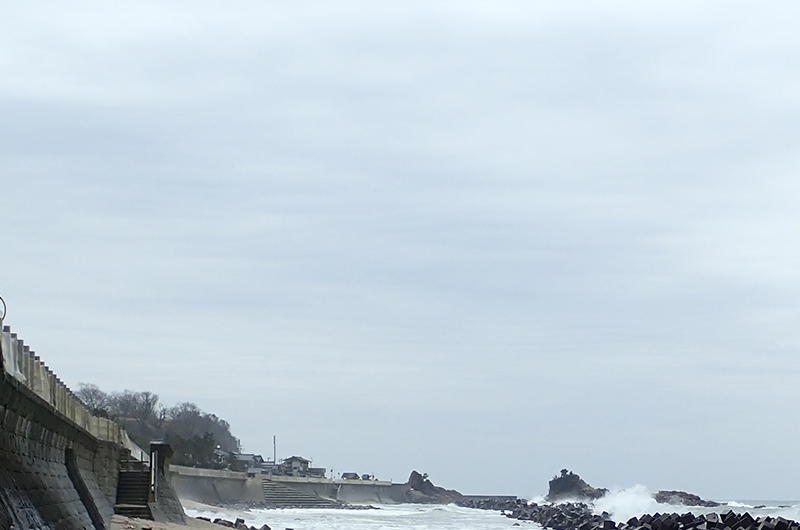 桑川駅からすぐの海岸